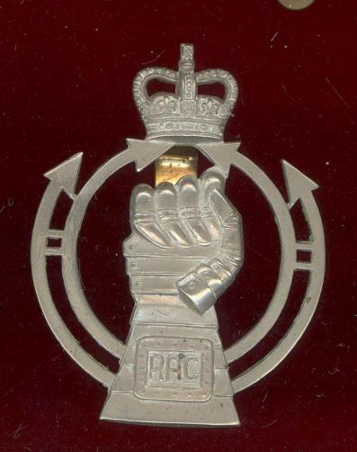Royal Armoured Corps EIIR metal beret badge 