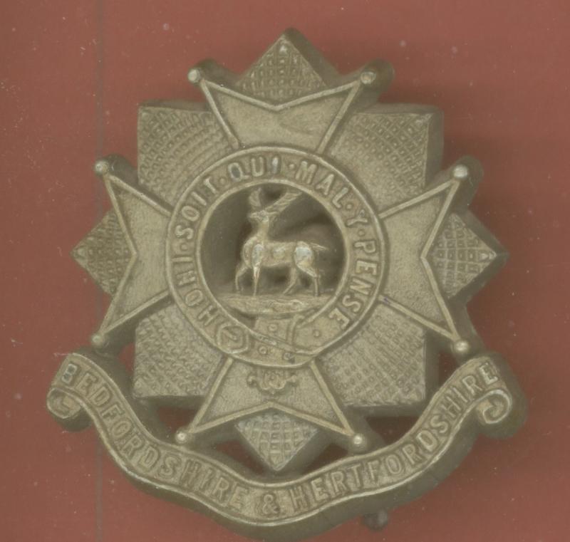 Bedfordshire & Hertfordshire Regt WW2 plastic economy cap badge